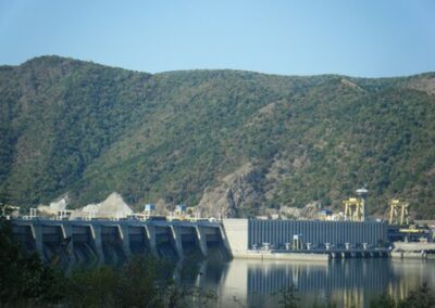 La Centrale Hydro-Electrique Porte de Fer I – Ђердап I, Đerdap I en Serbe et Porţile de Fier I en Roumain – est le plus grand barrage sur le Danube et l’une des plus grandes usines hydro-électriques du monde – The Iron Gate I Hydroelectric Power Station – Ђердап I, Đerdap I in Serbian and Porţile de Fier I in Romanian – is the largest dam on the Danube river and one of the largest hydro power plants in Europe