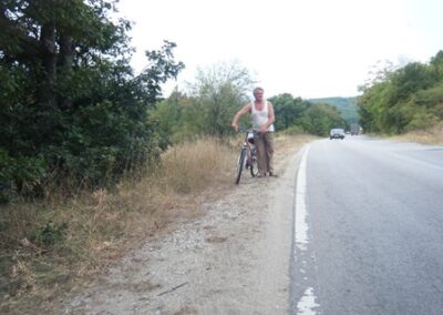 Collègue cycliste qui nous a donné une petite branche en souriant : éventail génial contre les mouches ! – Fellow cyclist whom gave us a small branch, smiling: brilliant fan against flies!