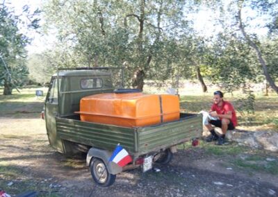 Les champs d’oliviers bordent la route sur des km – The road is lined with olive tree fields for miles