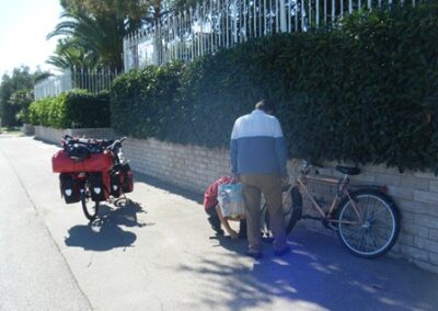 Un autre moment de solidarité cycliste (pneu creuvé) – Another moment of cyclist solidarity (burst tire)