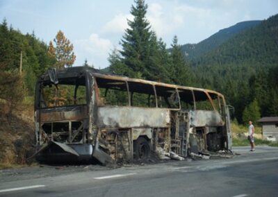 Epave du bus qui a pris feu l’an dernier, sans victime – Wreck of a bus that burnt last year, no victim