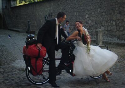 On s’est rhabillés en mariés pour une séance photos au château – BLAGUE ! – We got dressed as bride & groom again for a photo session in the castle – JUST KIDDING!