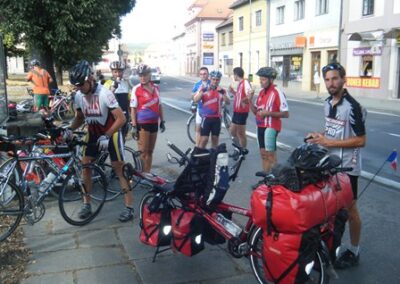 Une 15aine de cyclistes ont fait leur pause à Krupina, près de nous – Around 15 cyclists took a break in Krupina, near us