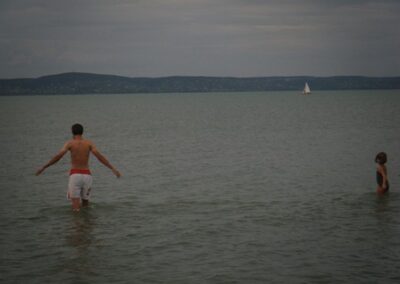 Zamárdi au bord du lac Balaton : plages agréables et eaux peu pronfondes – Zamárdi on the Balaton lake shores: pleasant beaches and shallow water