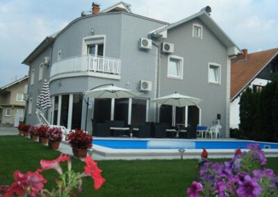 Piscine tentante mais on active pour partir rapidement : grosse journée jusqu’en Bulgarie (on a quand même plongé hier soir !) – Tempting pool but we got to hurry: a big day ahead of us to Bulgaria (don’t worry, we swam last night!)