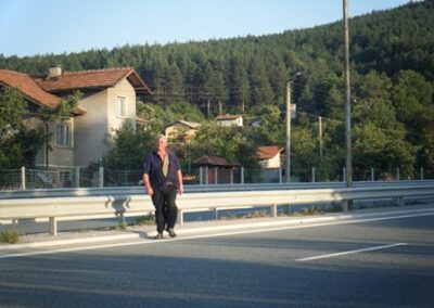 L’autoroute se traverse à pied ;-) – The highway can be crossed by foot ;-)