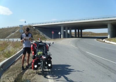 Après avoir fait 2 fois le tour du rond point et avec l’assistance d’un gars sympa qui s’est arrêté pour nous aider, nous réalisons que le seul chemin est… L’autoroute ! – After going around the round-about twice and with the assistance of a nice guy whom stopped to help us, we realize that the only way is… The highway!