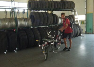 Dernière nuit en Bulgarie : Icebreaker a dormi dans un garage plein de pneus – Last night in Bulgaria: Icebreaker slept in a garage filled with tires