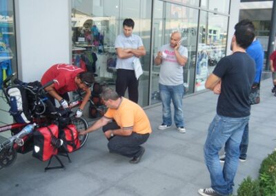 Wow ! Merci au comité d’accueil d’Intersport ! Le manager et l’acheteur vélo de Grèce nous aident à trouver un hôtel et un revendeur qui peut changer les freins d’Icebreaker : il y en a UN à Thessalonique ! – Wow! Thanks to the welcome committee from Intersport! The manager and the cycle buyer of Greece help us find a hotel and a dealer that can change the brakes of Icebreaker: there is ONE in Thessaloniki!