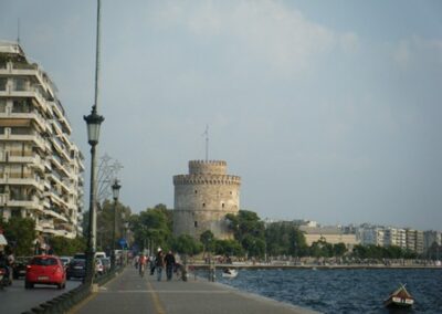 La Tour Blanche a remplacé une vieille fortification Byzantine (mentionnée autour du 12e siècle) et a été reconstruite par les Ottomans pour fortifier le port de la ville. Elle est devenue une prison et un lieu notoire d’exécutions massives pendant la période de règne ottoman – The White Tower replaced an old Byzantine fortification (mentioned around the 12th century) and was reconstructed by the Ottomans to fortify the city’s harbor. It became a notorious prison and scene of mass executions during the period of Ottoman rule