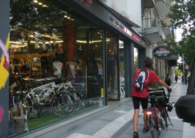 … A quelques pas du magasin de cycles où nous avons RDV pour faire changer les plaquettes de freins Magura d’Icebreaker. Merci à l’équipe Red Zeppelin ! – … A block away from the bike shop where we have an appointment to change Icebreaker’s Magura brake pads. Thanks to the Red Zeppelin team!