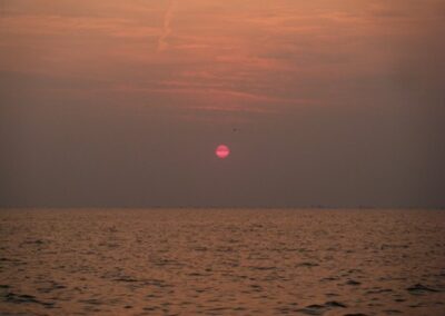 Le soleil disparait dans les eaux de la Mer Egée… A l’horizon, les rives de Katerini et certainement, la silhouette du Mont Olympe – The sun disappears into the waters of the Aegean sea… On the horizon, the shores of Katerini and surely, the silhouette of Mount Olympus