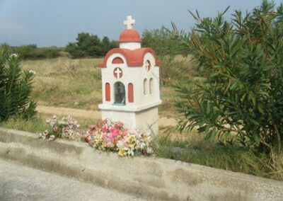 Le long des routes depuis des milliers de km, nous avons vu des signes qui indiquent que quelqu’un est mort : en Grèce, il y a de petites tombes – All along the roads for thousands of miles we’ve seen signs indicating someone had died: in Greece, there are small graves