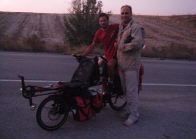 Alexandros s’est arrêté au bord de la route pour tirer quelques clichés de notre curieuse embarcation au coucher du soleil ! Puis il nous a accueillis dans son école de photographie où nous avons passé la nuit. Sympa car il a plu ! – Alexandros stopped by the side of the road to take some pictures of our curious vehicle at sunset. Then he welcomed us in his photography school where we spent the night. Cool ‘cos it rained!