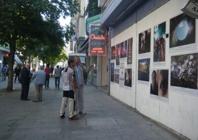 Les photos des étudiants de l’école sont affichées en ville – The photographs of the school students are displayed in town