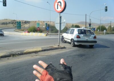 Alexandros nous met sur la route de Grevena – Alexandros shows us the way to Grevena