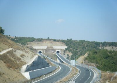 L’autoroute a moins de dénivelé avec les tunnels – The highway has less change in altitude with tunnels