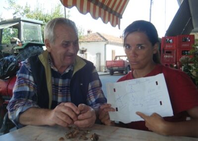 Nous déjeunons à Kipourio : language des signes, grognements d’ours et croquis pour se comprendre ! – We’re having lunch in Kipourio: sign language, growls of bear and sketch to understand each other!