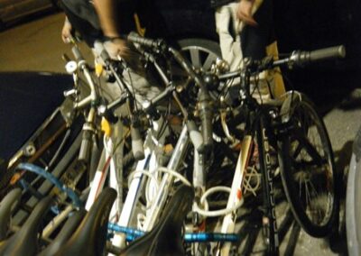 Nos vélos bien cadenassés ! – We locked our bikes alright!