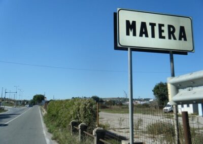 Matera a gagné une renommée internationale pour sa ville ancienne, le « Sassi di Matera » – signifiant « les pierres de Matera ». Le Sassi provient d’un site préhistorique (troglodyte) et l’on pense que c’est là que se sont installés les premiers hommes en Italie. La vieille ville s’est développée en hauteur sur une pente du ravin que l’on appelle ici « la Gravina ». Les paysages antiques et primitifs de Sassi et alentours sont prisés des cinéastes pour fournir le cadre de l’ancienne Jérusalem : le film célèbre « La Passion du Christ » par Mel Gibson a été tourné à Matera en 2004 – Matera has gained international fame for its ancient town, the « Sassi di Matera » – meaning « stones of Matera ». The Sassi originate from a prehistoric (troglodyte) settlement, and are suspected to be some of the first human settlements in Italy. The ancient town grew in height on one slope of the ravine locally known as « la Gravina ». Because of the ancient and primitive scenery in and around the Sassi, it has been used by filmmakers as the setting for ancient Jerusalem : the famous movie « The Passion of the Christ » by Mel Gibson was filmed in Matera in 2004