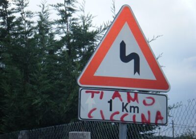 Les italiens utilisent les panneaux routiers pour les « déclarations di amore » !!! – Italians use road signs for « declarations di amore »!!!