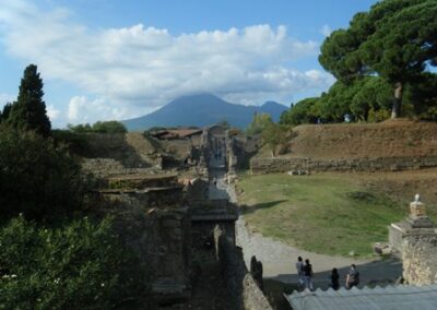 Les ruines… Avec au loin, le Vésuve – The ruins… With Mount Vesuvius in the distance