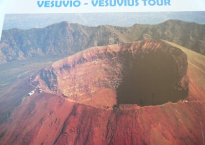 En 79 après J-C, la population de Pompéi était estimée à 25.000 habitants. Selon les experts, 8 m de matériaux volcaniques seraient tombés sur la ville sur une période de 4 à 5 jours. 1er jour : 3 m de cendres volcaniques recouvrent la ville. 2ème jour : les gaz toxiques asphyxient les habitants. Puis la coulée de lave détruit tout sur son passage et Pompéi sombre dans l’oubli pour plusieurs siècles – In 79 AD, the population of Pompeii was estimated at 25,000 inhabitants. According to experts, 8 m of volcanic materials fell on the city on a period of 4 to 5 days. 1st day: 3 m of volcanic ashes cover the city. 2nd day: toxic gasses asphyxiate inhabitants. Then the lava flow destroys everything on its way and Pompeii sinks into oblivion for centuries