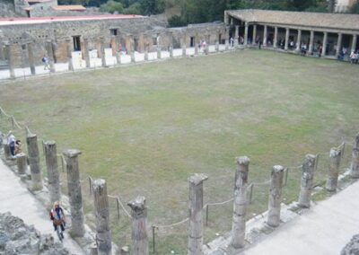 La palestre (école pour les gladiateurs) était utilisée aussi bien comme stade de sports que marché aux esclaves… Hum hum – The palestre (gladiators school) was used as a sport stadium as well as a slave market… Ahem