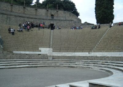 Le grand théâtre (capacité: 2.500 personnes) – The big theater (capacity: 2,500 people)