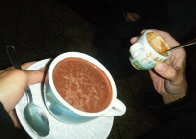 On nous offre un chocolat/café en attendant l’écoulement des eaux, sympa ! – We’re offered a chocolate/coffee, as we’re waiting for the waters to drain, sweet!