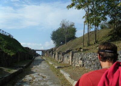 Les rues sont construites de blocs de basalte, des pierres volcaniques et ont des passages piétons – The streets are made of basalt, volcanic rocks and have pedestrians passages