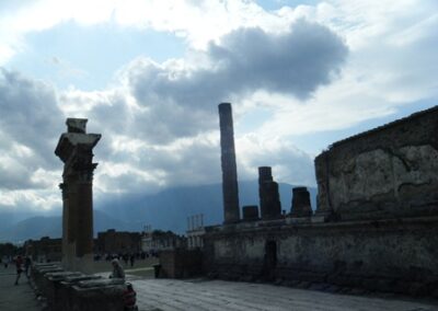 La place du forum : la place publique des Romains, centre de la vie sociale, commerciale et religieuse. Parmi les structures mises à jour : temples aux dieux romains, bâtiment politique qui servait pour les séances du conseil municipal et l’entrée du palais de justice, avec des colonnes de 15 m de haut – The place of the forum: the public place of the Romans, center for social, business and religious life. Among the exposed structures: temples to Roman gods, a political building that served for the town council meetings and the entry of the palace of justice, with 15 m high columns