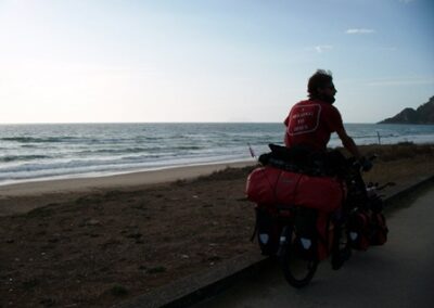 En plein pédalage, on est passés près d’un café où un groupe d’amis escaladeurs prenait un pot mérité après leur effort sur la falaise : « arrêtez-vous ! On peut vous payer un coup à boire ?! » – As we were pedaling, we passed near a café where a group of rock climbing friends was taking a well deserved drink after their effort on the cliff: « You, stop! Can we get you something to drink?! »