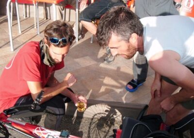 Cristiano est aussi passionné de vélo : il a pédalé jusqu’en en Espagne… Il nous dit : « Et Jérusalem, votre prochain voyage ?! » Bravo ! – Cristiano is also fond of cycling: he pedaled to Spain… He told us: « And Jerusalem, your next trip?! » Cheers!