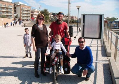 Rencontre avec une jeune cycliste : Delphine, et ses parents Antonio & Florence (de Lyon !) – We met a young cyclist: Delphine, and her parents Antonio & Florence (from Lyon!)