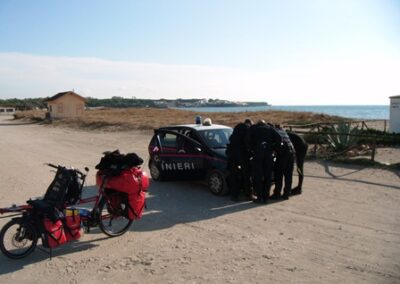 Des policiers qui passent par là nous remettent sur le bon chemin – Policemen passing by show us the right way