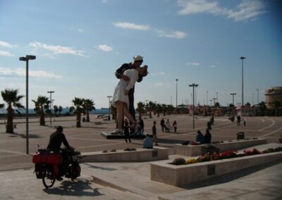 Sculpture bien romantique dans le port de Civitavecchia ! – Very romantic scupture in the Civitavecchia harbor!