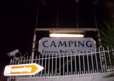 1er camping ouvert qu’on trouve en Italie ! (après Gênes) – 1st open campsite we found in Italy! (after Genoa)