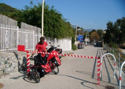 On prend l’ancienne voie ferrée, réaménagée pour vélos et piétons – Taking a former railways, rearranged for bikes and pedestrians