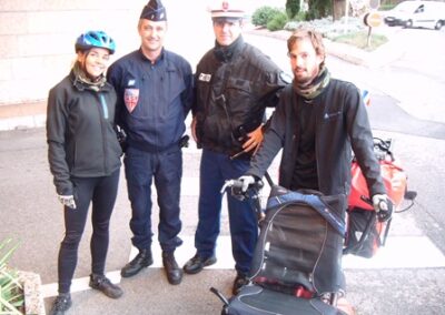 En voyant notre embarcation (et la longue barbe de Mic), un policier demande : « Vous êtes en itinérance ? » – « Euh… On rentre de notre lune de miel… » – Seeing our small craft (and Mic’s long beard), a policeman asked : « Are you roaming? » – « Uh.. We’re returning home from our honeymoon… »