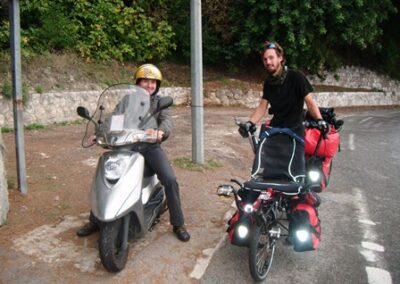 Un scooter s’arrête, passionné de vélo couché de Monaco – A scooter stops, recumbent bike enthusiast from Monaco