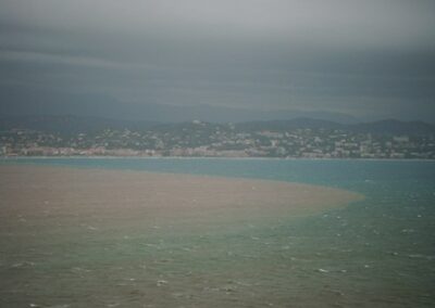 Les rivières en crue se sont déversées dans la mer, chassant le bleu azur – The rivers in spate poured themselves into the sea, chasing the azure blue away