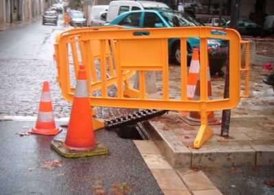 Bouches d’égouts soulevées par les eaux – Manholes lifted by the waters draining