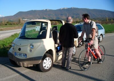 « 100% électrique la voiture » dit Jean-Luc à Jérôme, venu spécialement de Monaco pour pédaler avec nous : solidarité cycliste ! – « a 100% electric car » says Jean-Luc to Jerome, whom came specially from Monaco to pedal with us: cyclist solidarity!